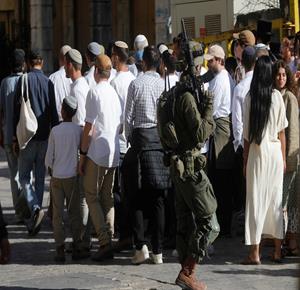 مستعمرون بحماية جيش الاحتلال يقتحمون البلدة القديمة في الخليل